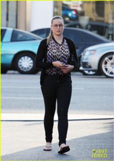 Abbie Cornish feet photo thumbnail