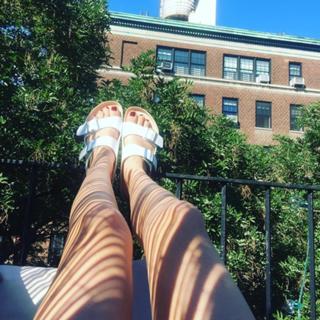 Abby Elliott feet photo thumbnail