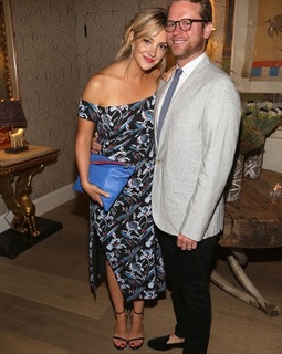 Abby Elliott feet photo thumbnail