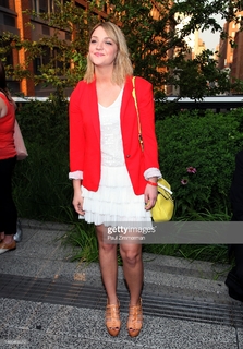 Abby Elliott feet photo thumbnail