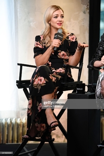 Abby Elliott feet photo thumbnail
