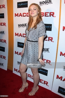 Abby Elliott feet photo thumbnail