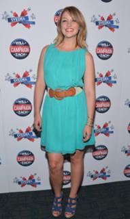 Abby Elliott feet photo thumbnail