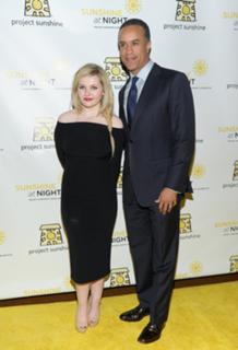 Abigail Breslin feet photo thumbnail