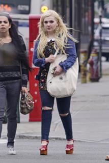 Abigail Breslin feet photo thumbnail