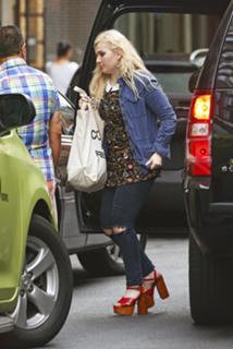 Abigail Breslin feet photo thumbnail