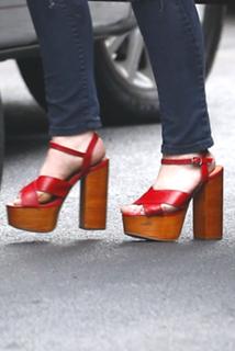 Abigail Breslin feet photo thumbnail