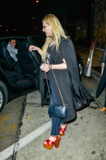 Abigail Breslin feet photo thumbnail