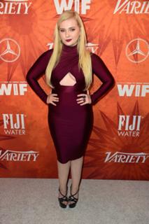 Abigail Breslin feet photo thumbnail