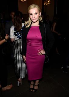 Abigail Breslin feet photo thumbnail