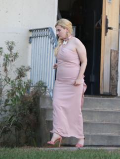 Abigail Breslin feet photo thumbnail