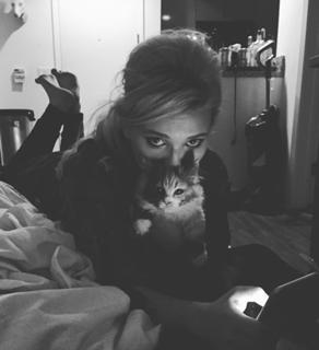 Abigail Breslin feet photo thumbnail