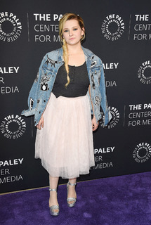 Abigail Breslin feet photo thumbnail