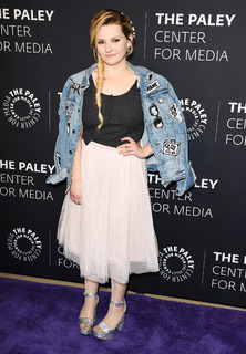 Abigail Breslin feet photo thumbnail