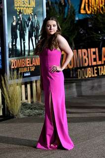 Abigail Breslin feet photo thumbnail