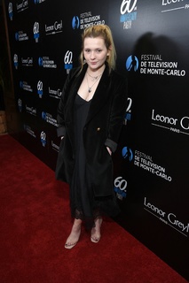 Abigail Breslin feet photo thumbnail
