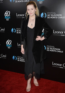 Abigail Breslin feet photo thumbnail
