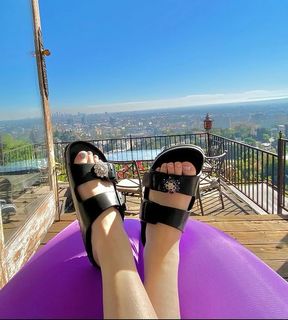 Abigail Breslin feet photo thumbnail