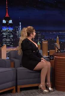Abigail Breslin feet photo thumbnail