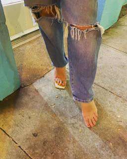 Abigail Breslin feet photo thumbnail