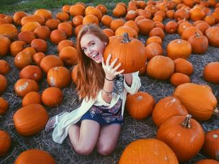 Abigail Cowen feet photo thumbnail