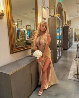 Abigail Lutz feet photo thumbnail
