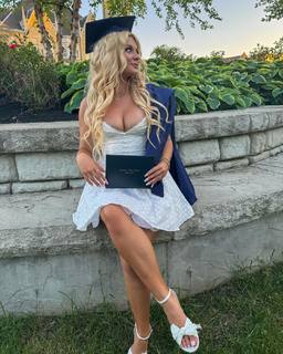Abigail Lutz feet photo thumbnail