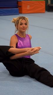Abigail Lutz feet photo thumbnail