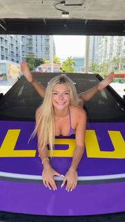 Abigail Lutz feet photo thumbnail