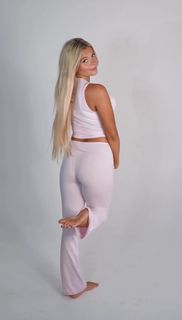 Abigail Lutz feet photo thumbnail