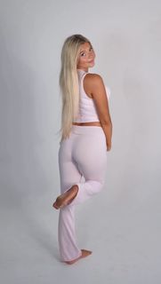 Abigail Lutz feet photo thumbnail