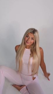 Abigail Lutz feet photo thumbnail