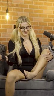 Abigail Lutz feet photo 20