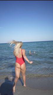 Abigail Lutz feet photo 2
