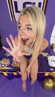 Abigail Lutz feet photo 15