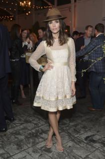 Abigail Spencer feet photo thumbnail