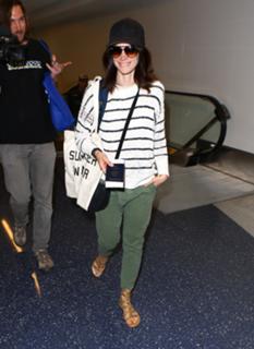 Abigail Spencer feet photo thumbnail