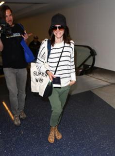 Abigail Spencer feet photo thumbnail