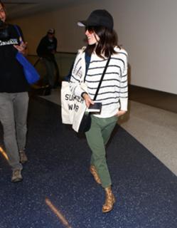 Abigail Spencer feet photo thumbnail