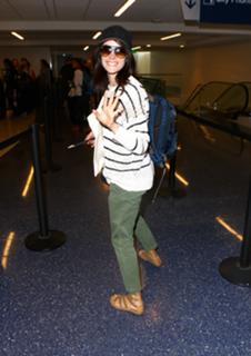 Abigail Spencer feet photo thumbnail