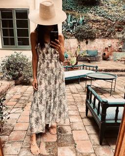 Abigail Spencer feet photo thumbnail