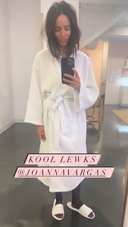 Abigail Spencer feet photo thumbnail