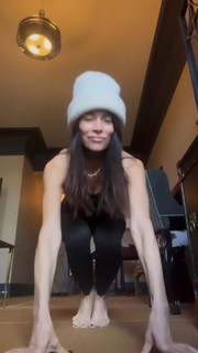 Abigail Spencer feet photo thumbnail