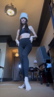 Abigail Spencer feet photo thumbnail