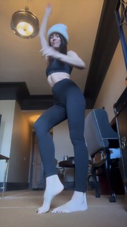 Abigail Spencer feet photo thumbnail