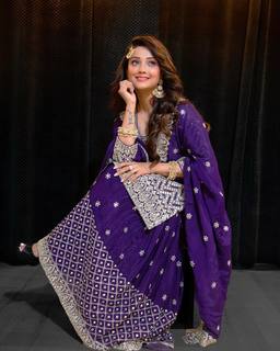 Adaa Khan feet photo 8
