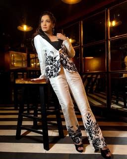 Adaa Khan feet photo 4