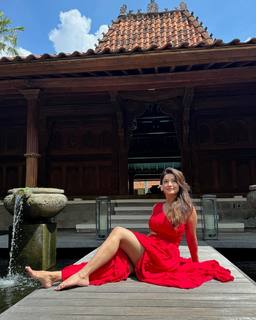 Adaa Khan feet photo 4