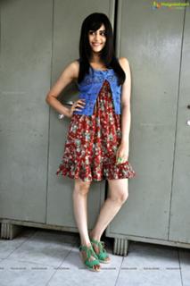 Adah Sharma feet photo thumbnail