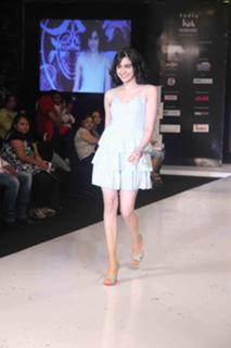 Adah Sharma feet photo thumbnail